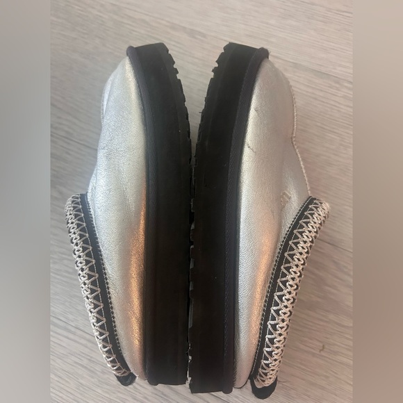 Ugg TAzz Silver Leather Kids Size 4 - Picture 3 of 7